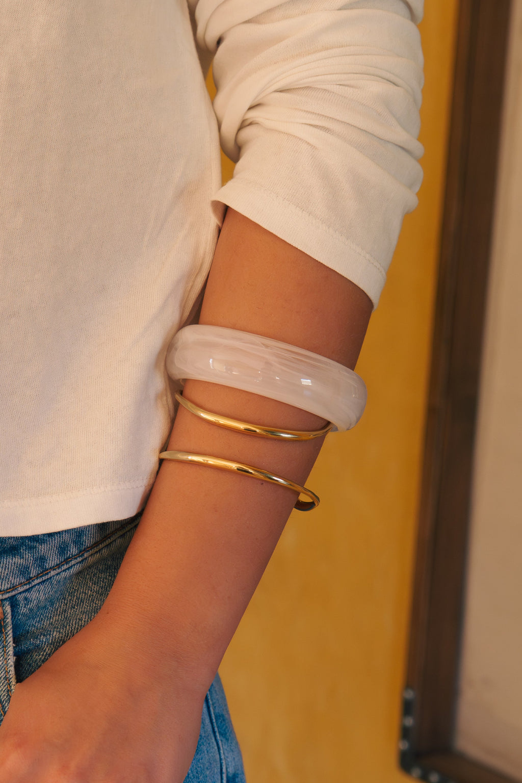 WHITE RESIN BRACELET