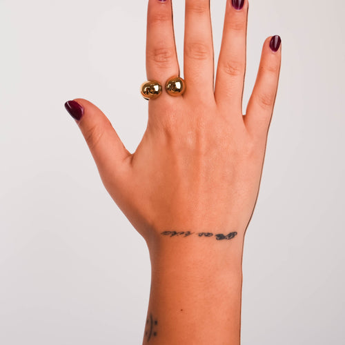 Anel Bubble Ring dourado da Lifeaskika em aço inoxidável, usado no dedo indicador com acabamento polido brilhante.