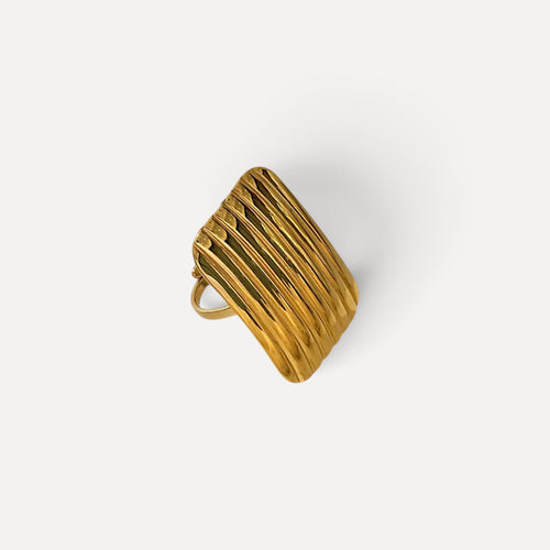 Anel Lifeaskika Crave dourado em aço inoxidável com design texturizado de linhas verticais, resistente à água.