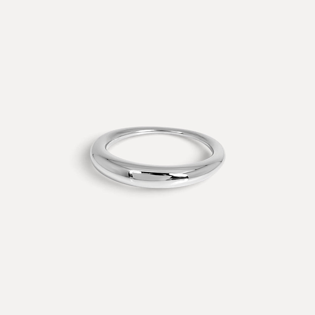 Anel minimalista Lifeaskika em prata com design arredondado e acabamento polido de alto brilho.