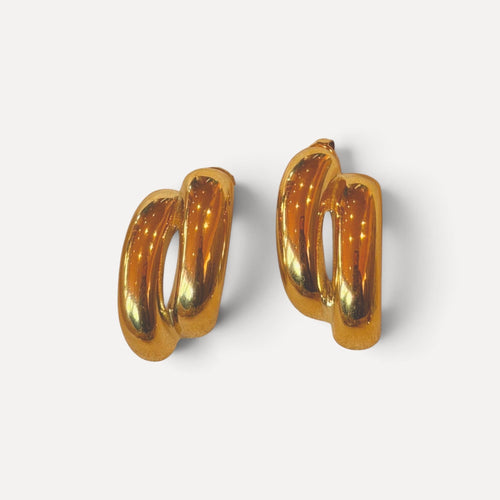 Brincos Lifeaskika Coil em aço inoxidável dourado com design em espiral, leves e resistentes à água.