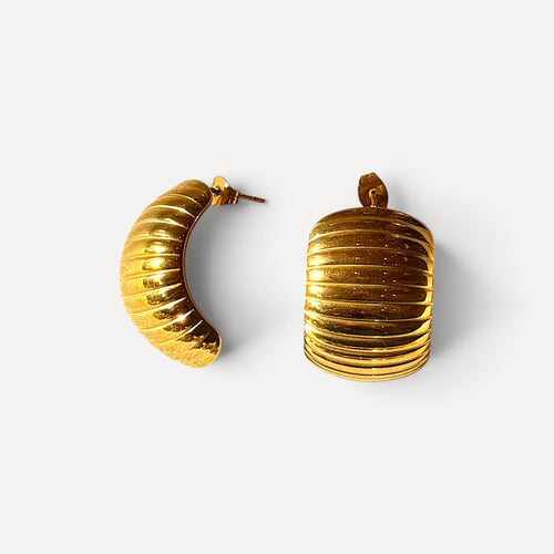 Brincos Lifeaskika Deai em aço inoxidável dourado com design em relevo de riscas, elegantes e leves.