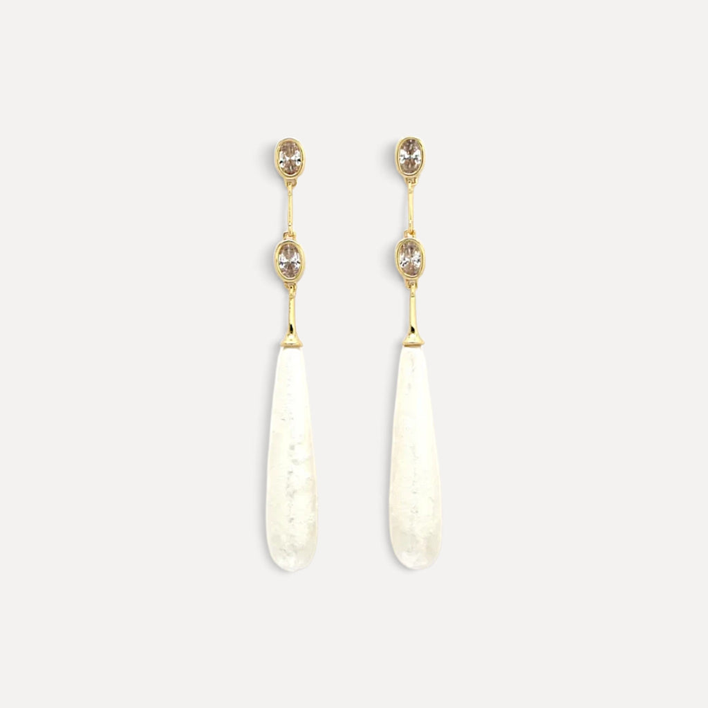 Brincos pendentes Lifeaskika em formato de gota alongada branca com detalhes em strass e estrutura dourada.