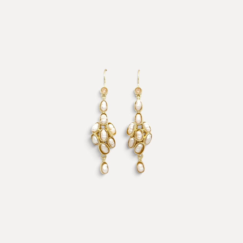 Brincos pendentes Lifeaskika em latão dourado com pérolas de água doce em design alongado e elegante