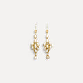 Brincos pendentes Lifeaskika em latão dourado com pérolas de água doce em design alongado e elegante