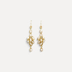 Brincos pendentes Lifeaskika em latão dourado com pérolas de água doce em design alongado e elegante