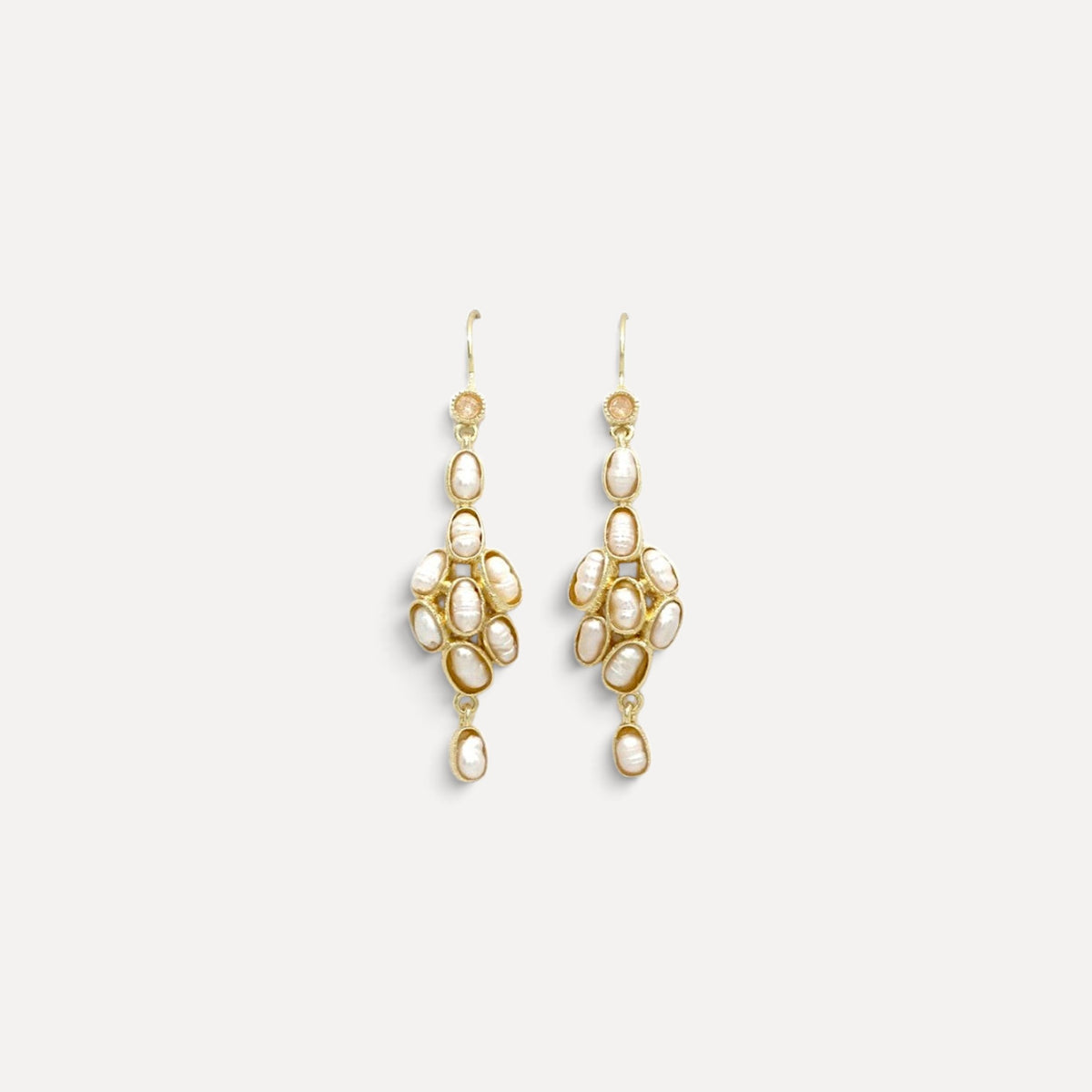 Brincos pendentes Lifeaskika em latão dourado com pérolas de água doce em design alongado e elegante