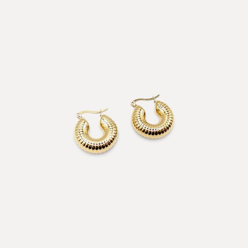 Brincos de argola Lifeaskika Etta em aço inoxidável dourado com textura estriada, leves e resistentes à água.